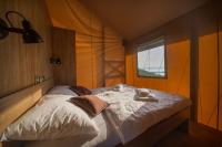 Posteľ alebo postele v izbe v ubytovaní Glamping Tents and Mobile Homes Trasorka