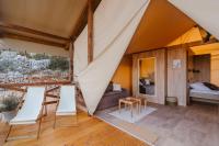 Balkón alebo terasa v ubytovaní Glamping Tents and Mobile Homes Trasorka