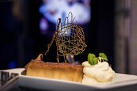 un trozo de pastel en un plato con crema batida en Maran Suites & Towers, en Paraná