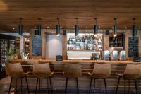 Lounge nebo bar v ubytování ZillergrundRock Luxury Mountain Resort