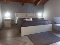 Posteľ alebo postele v izbe v ubytovaní THE ATTIC ROOM