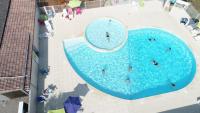 Vue sur la piscine de l&#39;&eacute;tablissement Camping le Village de Florine ou sur une piscine &agrave; proximit&eacute;