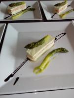 um prato branco com um pedaço de comida em Le Piano em Biesles