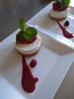 um prato branco com uma sobremesa com molho vermelho em Le Piano em Biesles