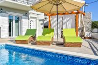 Bazén v ubytování Holiday house ISA nebo v jeho okolí