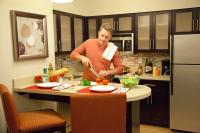 Staybridge Suites Atlanta Airportにあるキッチンまたは簡易キッチン