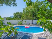 Bazén v ubytovaní Holiday Home Ivona by Interhome alebo v jeho blízkosti