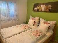 A bed or beds in a room at Ferienwohnungen zum Briefmarkenhaus