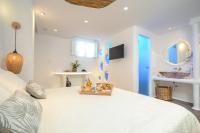 Posteľ alebo postele v izbe v ubytovaní Naxos Island Escape Suites