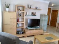 Televízia a/alebo spoločenská miestnosť v ubytovaní APARTAMENTO CON TERRAZA, VISTAS AL MAR Y PISCINA