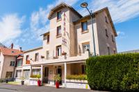un edificio en una calle con un arbusto en Les Messageries, en Saint-Flour