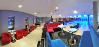 eine Bar mit roten Stühlen und eine Bowlingbahn in der Unterkunft Hotel Partner in Mińsk Mazowiecki