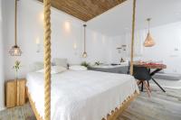 Posteľ alebo postele v izbe v ubytovaní Naxos Island Escape Suites