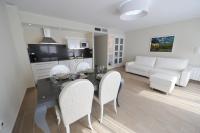 Una cocina y una sala de estar con mesa y sillas. en Apartamentos Turísticos Mirablanc, en Valjunquera