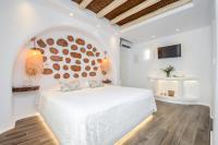 Posteľ alebo postele v izbe v ubytovaní Naxos Island Escape Suites