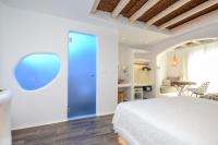 Posteľ alebo postele v izbe v ubytovaní Naxos Island Escape Suites