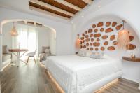 Posteľ alebo postele v izbe v ubytovaní Naxos Island Escape Suites