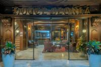 un vestíbulo de un hotel con un cartel en la puerta en Hotel Glória Blumenau, en Blumenau
