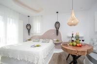 Posteľ alebo postele v izbe v ubytovaní Naxos Island Escape Suites