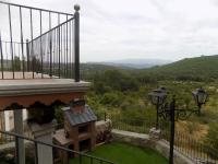 Vista general de una montaña o vista desde the country house 