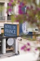 Hôtel de France, un hôtel AMMIに飾ってある許可証、賞状、看板またはその他の書類