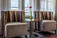 Een zitgedeelte bij Hotel Amstelzicht