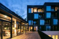 una vista exterior de un edificio con grandes ventanas en Fritz Lauterbad, en Freudenstadt