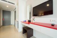 TV a/nebo společenská místnost v ubytování Alfresco Phuket Hotel