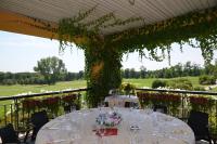 una mesa con copas de vino y vistas a un campo de golf en Golf Hotel Castelconturbia, en Agrate Conturbia