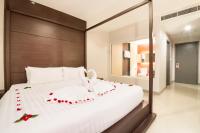 Postel nebo postele na pokoji v ubytování Alfresco Phuket Hotel