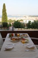 Hotel Grecs في روساس: طاولة عليها أطباق طعام وكؤوس عصير برتقال