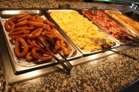 Hotel Grecs في روساس: بوفيه طعام يحتوي على معجنات البريتزل وأطعمة أخرى