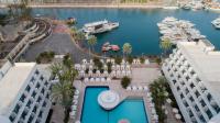 eine Luftansicht eines Hotels mit Yachthafen in der Unterkunft Lagoona by Isrotel Collection in Eilat