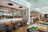 ein Restaurant mit Tischen und Stühlen, auf denen Essen steht in der Unterkunft Lagoona by Isrotel Collection in Eilat
