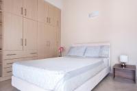 Postel nebo postele na pokoji v ubytování Top floor modern studio in central Koropi