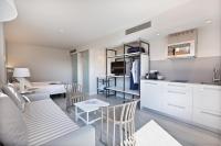 A television and/or entertainment centre at Apartaments Beach & Golf Resort