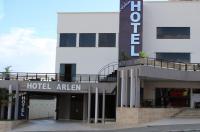 Una entrada de hotel con un cartel de hotel americano. en Hotel Arlen, en Pouso Alegre