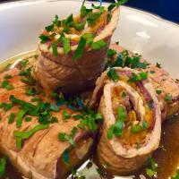 een bord met uienringen en groene uien bij L'école des garçons in Maigné
