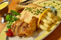 Hotel Gasthof Jägerhaus في سانكت بيتر: طبق من الطعام مع اللحوم والخضروات على الطاولة