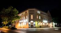 un edificio en una calle por la noche en Parkhotel Lingen by Hackmann, en Lingen
