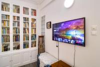 TV a/nebo společenská místnost v ubytování Plaka Elegant Apartment