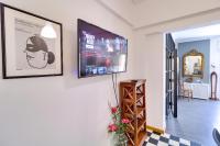 TV a/nebo společenská místnost v ubytování Plaka Elegant Apartment