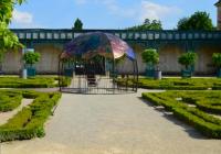 a garden with a cage in the middle at Thunder Roadhouse in La Mothe-Saint-Héray