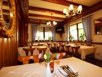 Un restaurante con mesas y sillas y un espejo. en Hotel - Restaurant Hirschen - Werneths Landgasthof beim Europa- Park Rust, en Rheinhausen