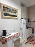 Charmoso apartamento Copacabanaにあるキッチンまたは簡易キッチン