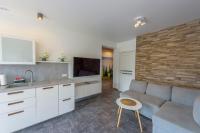 Kuchyňa alebo kuchynka v ubytovaní Apartament Logana z Sauną - 5D Apartamenty