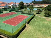 Tenis a/nebo squash v ubytování Apartamento de lujo en La Toja nebo okolí