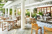 Ein Restaurant oder anderes Speiselokal in der Unterkunft Parrot Key Hotel &amp; Villas 