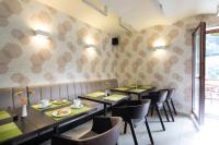 un restaurante con 2 mesas y sillas en una habitación en Peras Wellness Hotel, en Ludvíkov