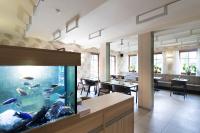 un gran acuario en una habitación con restaurante en Peras Wellness Hotel, en Ludvíkov